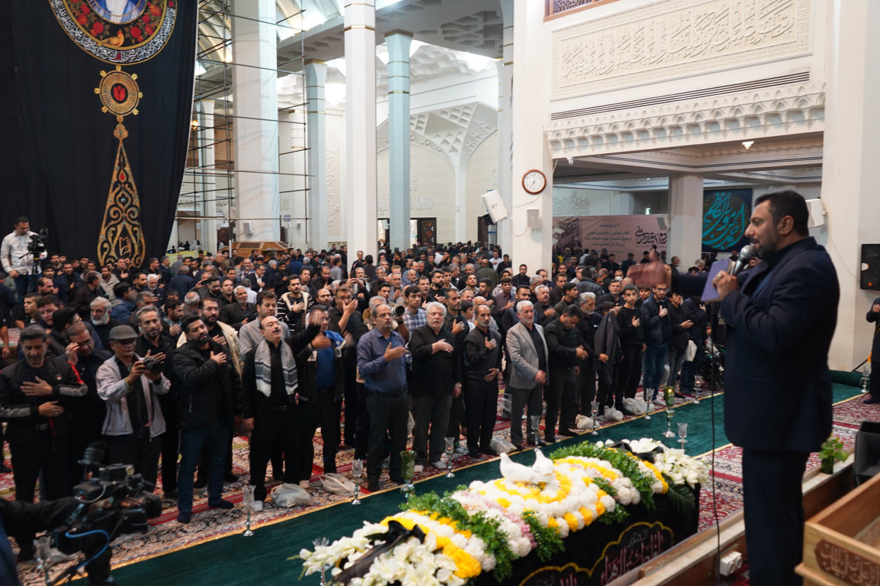 photo 2025 11 24 20 24 41 - آیین لاله گردانی و عزاداری شام شهادت حضرت فاطمه سلام الله علیها در حرم مطهر حضرت شاهچراغ علیه السلام