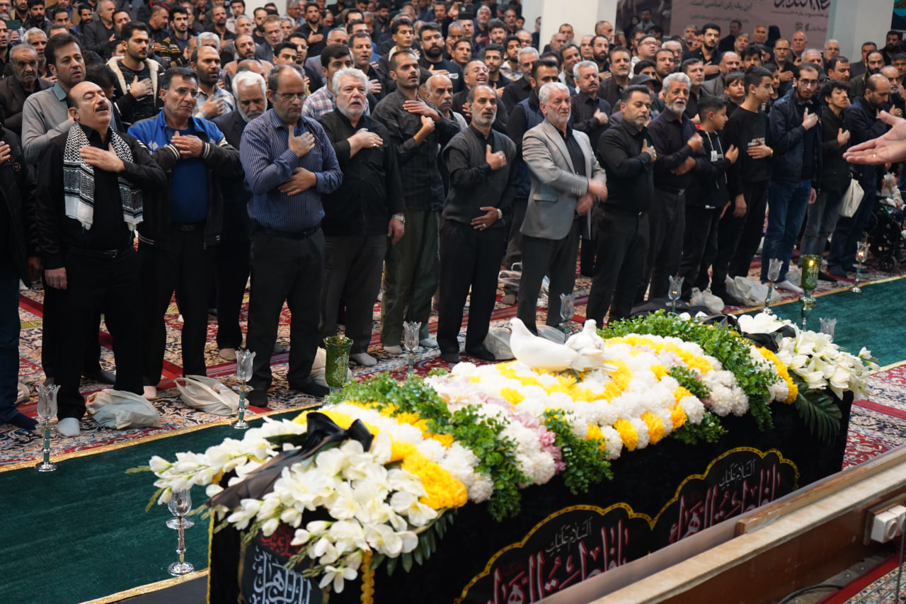 photo 2025 11 24 20 24 42 - آیین لاله گردانی و عزاداری شام شهادت حضرت فاطمه سلام الله علیها در حرم مطهر حضرت شاهچراغ علیه السلام