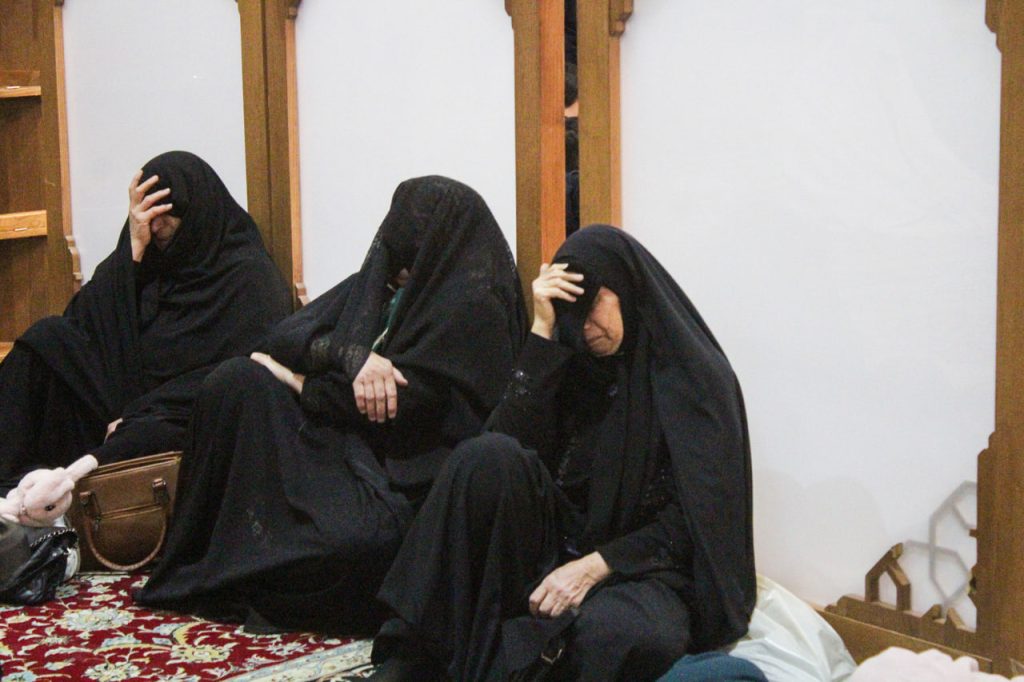 آیین لاله گردانی و عزاداری شام شهادت حضرت فاطمه سلام الله علیها در حرم مطهر حضرت شاهچراغ علیه السلام آیین معنوی خطبه‌خوانی و لاله‌گردانی خادمان آستان مقدس حضرت احمد بن موسی شاهچراغ علیه‌السلام به مناسبت شام غریبان حضرت فاطمه زهرا سلام‌الله‌علیها، شامگاه دوشنبه ۳ آذرماه همراه با اقامه‌ی نماز مغرب و عشاء برگزار شد.