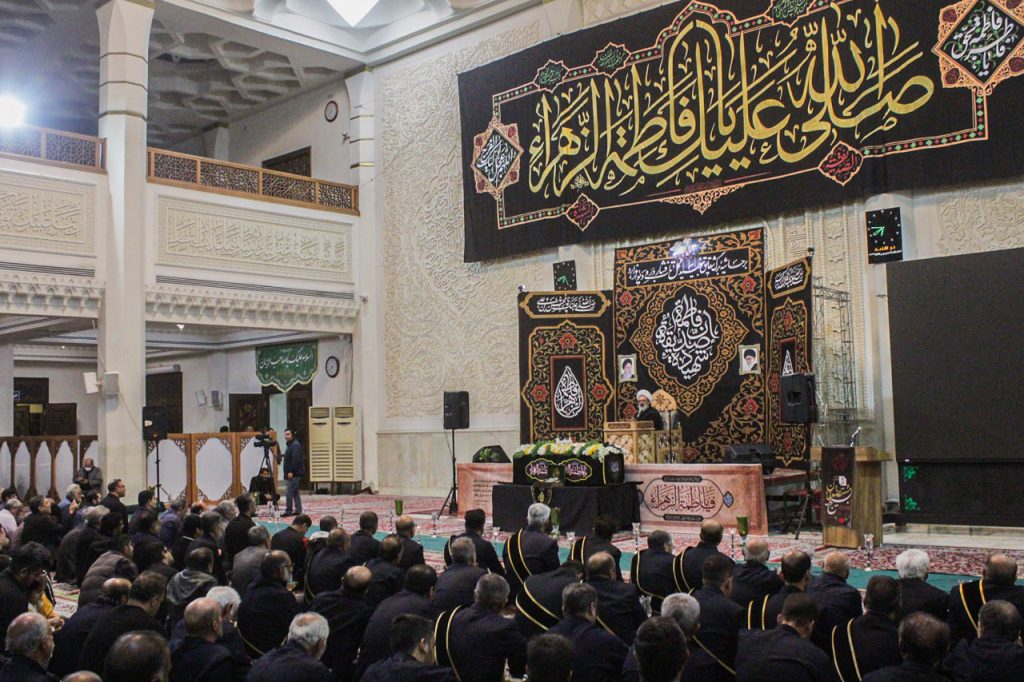 آیین لاله گردانی و عزاداری شام شهادت حضرت فاطمه سلام الله علیها در حرم مطهر حضرت شاهچراغ علیه السلام آیین معنوی خطبه‌خوانی و لاله‌گردانی خادمان آستان مقدس حضرت احمد بن موسی شاهچراغ علیه‌السلام به مناسبت شام غریبان حضرت فاطمه زهرا سلام‌الله‌علیها، شامگاه دوشنبه ۳ آذرماه همراه با اقامه‌ی نماز مغرب و عشاء برگزار شد.