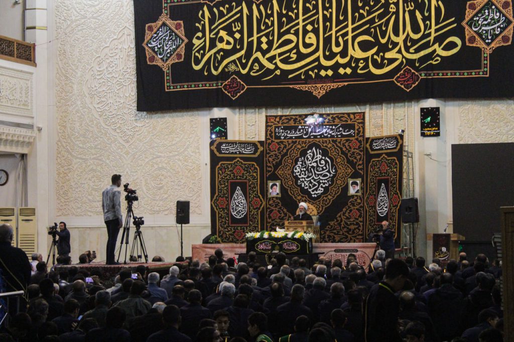 آیین لاله گردانی و عزاداری شام شهادت حضرت فاطمه سلام الله علیها در حرم مطهر حضرت شاهچراغ علیه السلام آیین معنوی خطبه‌خوانی و لاله‌گردانی خادمان آستان مقدس حضرت احمد بن موسی شاهچراغ علیه‌السلام به مناسبت شام غریبان حضرت فاطمه زهرا سلام‌الله‌علیها، شامگاه دوشنبه ۳ آذرماه همراه با اقامه‌ی نماز مغرب و عشاء برگزار شد.