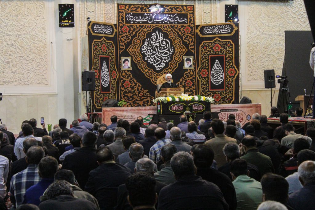 آیین لاله گردانی و عزاداری شام شهادت حضرت فاطمه سلام الله علیها در حرم مطهر حضرت شاهچراغ علیه السلام آیین معنوی خطبه‌خوانی و لاله‌گردانی خادمان آستان مقدس حضرت احمد بن موسی شاهچراغ علیه‌السلام به مناسبت شام غریبان حضرت فاطمه زهرا سلام‌الله‌علیها، شامگاه دوشنبه ۳ آذرماه همراه با اقامه‌ی نماز مغرب و عشاء برگزار شد.