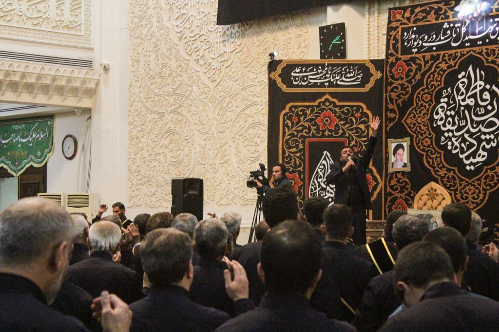 آیین لاله گردانی و عزاداری شام شهادت حضرت فاطمه سلام الله علیها در حرم مطهر حضرت شاهچراغ علیه السلام آیین معنوی خطبه‌خوانی و لاله‌گردانی خادمان آستان مقدس حضرت احمد بن موسی شاهچراغ علیه‌السلام به مناسبت شام غریبان حضرت فاطمه زهرا سلام‌الله‌علیها، شامگاه دوشنبه ۳ آذرماه همراه با اقامه‌ی نماز مغرب و عشاء برگزار شد.