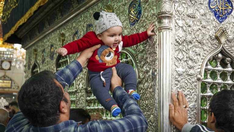 حال‌و‌هوای معنوی حرم مطهر حضرت شاهچراغ علیه‌السلام در ۲۲ آبان ۱۴۰۴