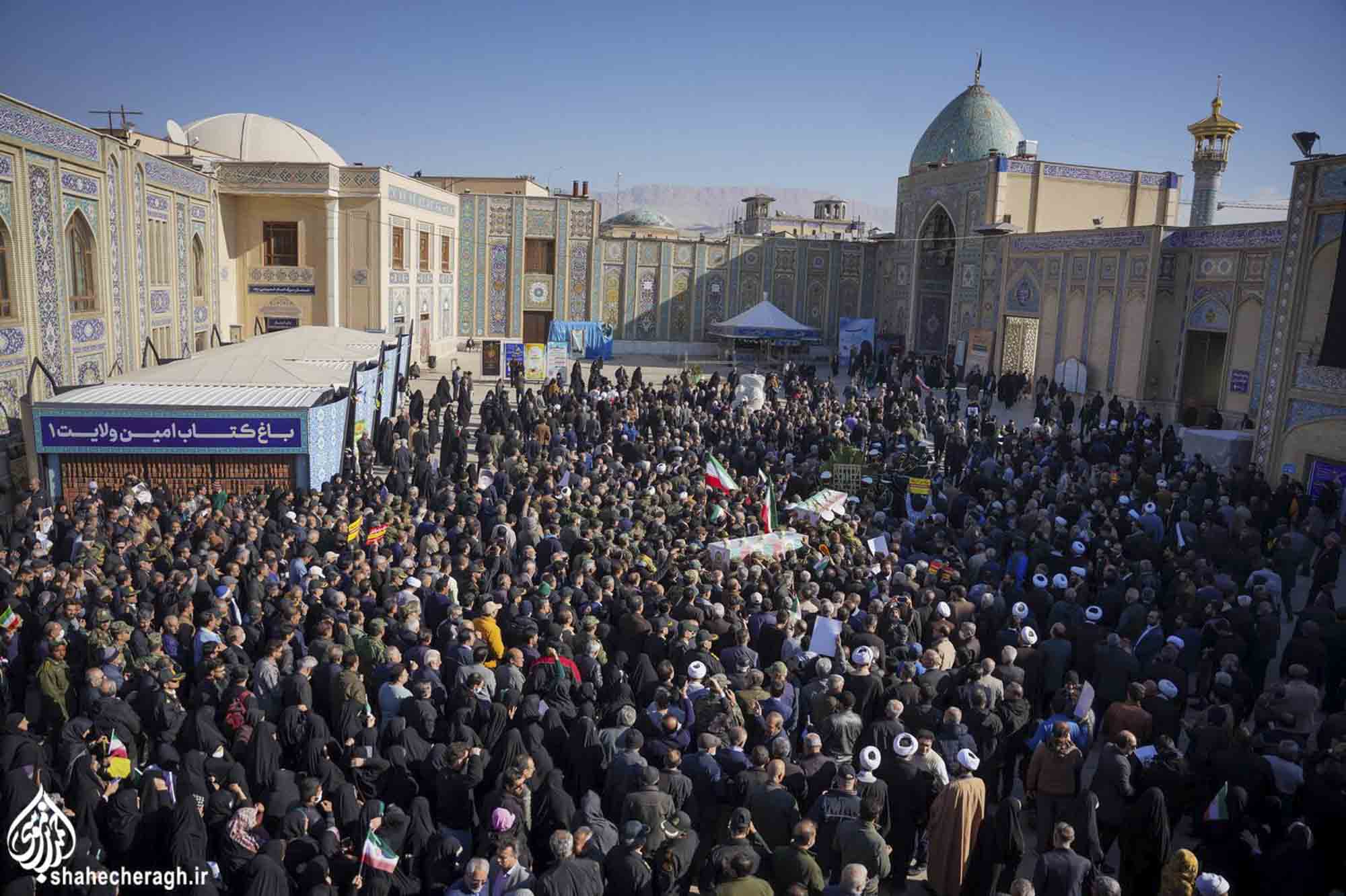 تشییع شهیدان استوار یکم مسلم مهدوی نسب و استوار یکم مسلم قاسم عزیزی در سوّمین حرم اهلبیت علیهم السلام شهید حرم شاهچراغ علیه السلام 4 - تشییع شهیدان استوار یکم مسلم مهدوی نسب و استوار یکم مسلم قاسم عزیزی در سوّمین حرم اهلبیت علیهم السلام