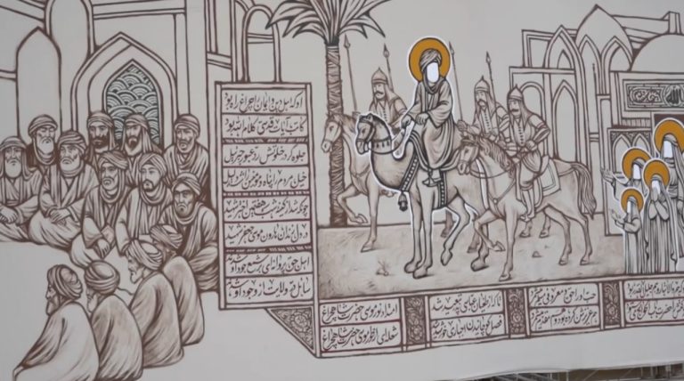 اجرای طراحی کتیبه زندگی‌نامه مصوّر حضرت شاهچراغ علیه السلام