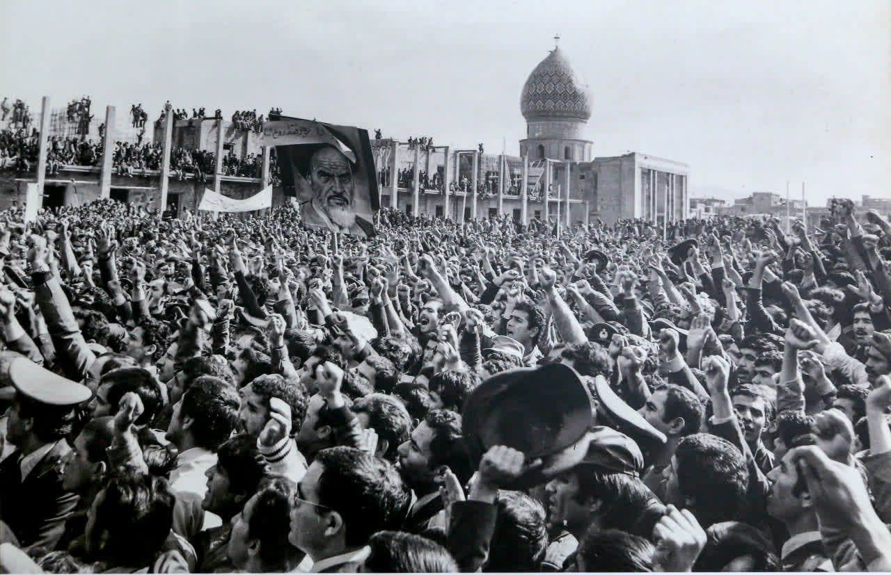 photo 2026 02 02 23 22 28 - تصاویر قدیمی از حرم شاهچراغ(ع): در بهار آزادی جای شهدا خالی