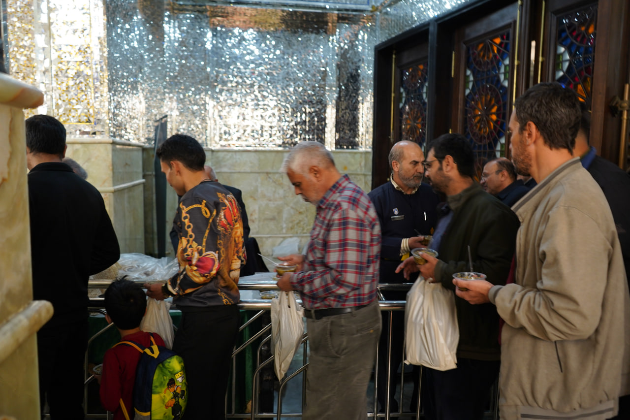 photo 2026 02 20 15 11 10 2 - عکس/ افطاری ساده در حرم حضرت شاهچراغ علیه السلام