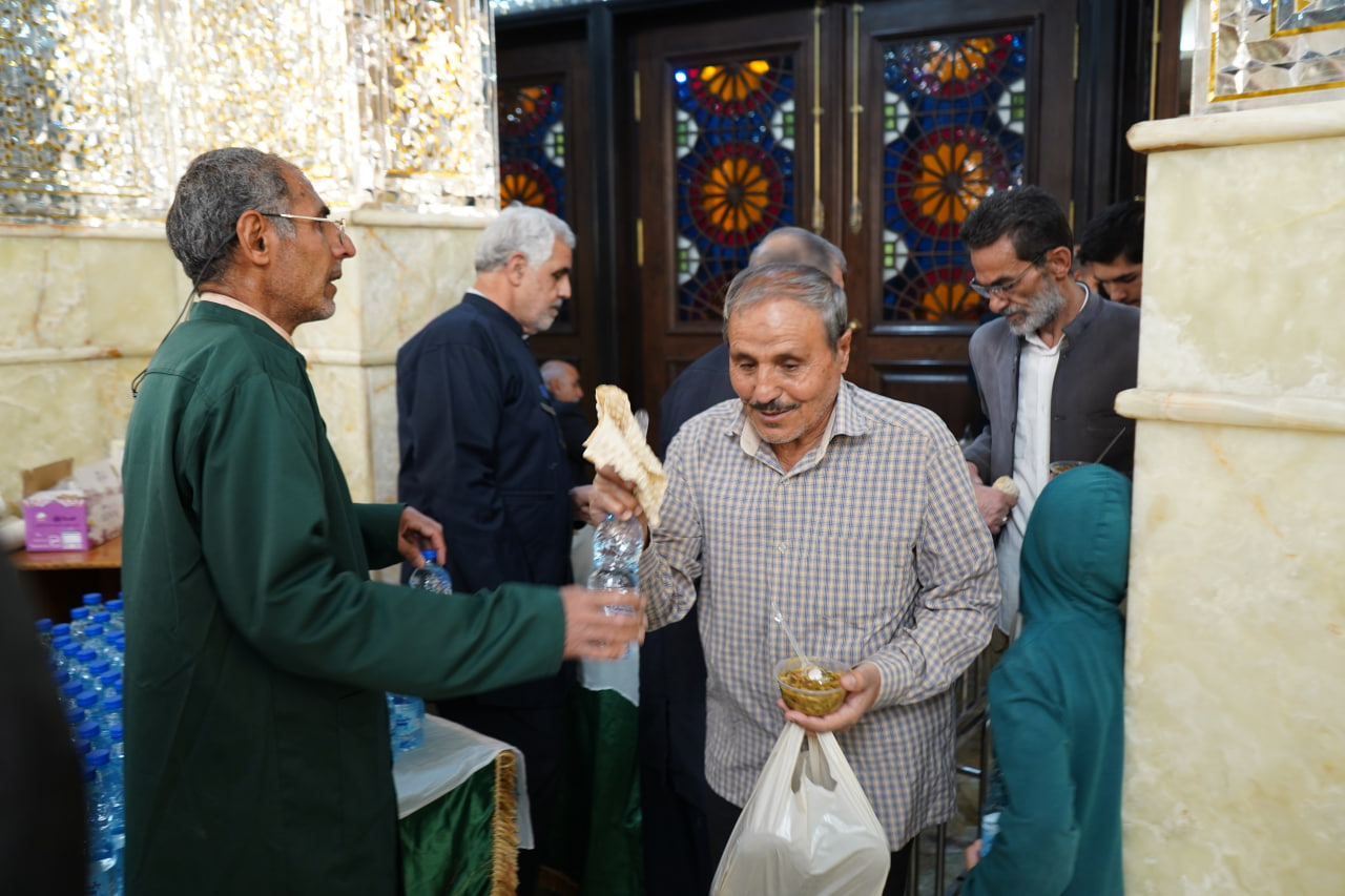 photo 2026 02 20 15 11 14 - عکس/ افطاری ساده در حرم حضرت شاهچراغ علیه السلام