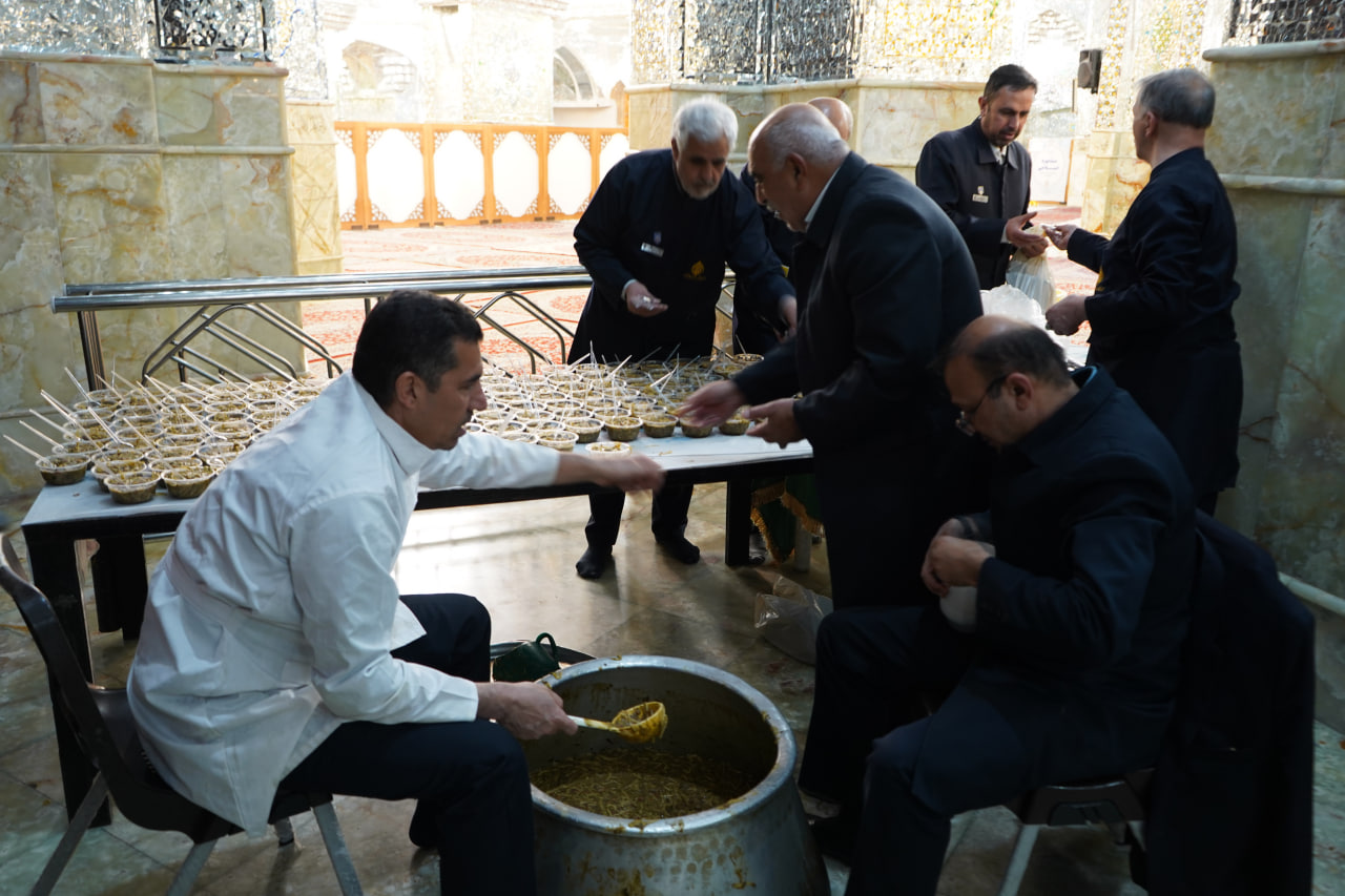 photo 2026 02 20 15 11 16 2 - عکس/ افطاری ساده در حرم حضرت شاهچراغ علیه السلام
