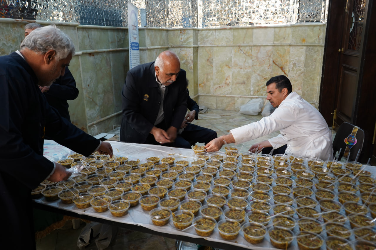 photo 2026 02 20 15 11 17 - عکس/ افطاری ساده در حرم حضرت شاهچراغ علیه السلام