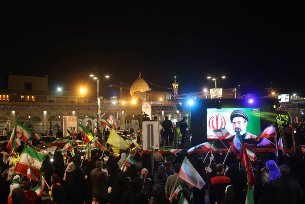 IMG 20260430 090422 1024x683 - پنجاه و هشتمین اجتماع شبانه روبروی باب الرضا حرم مطهر حضرت شاهچراغ علیه السلام
