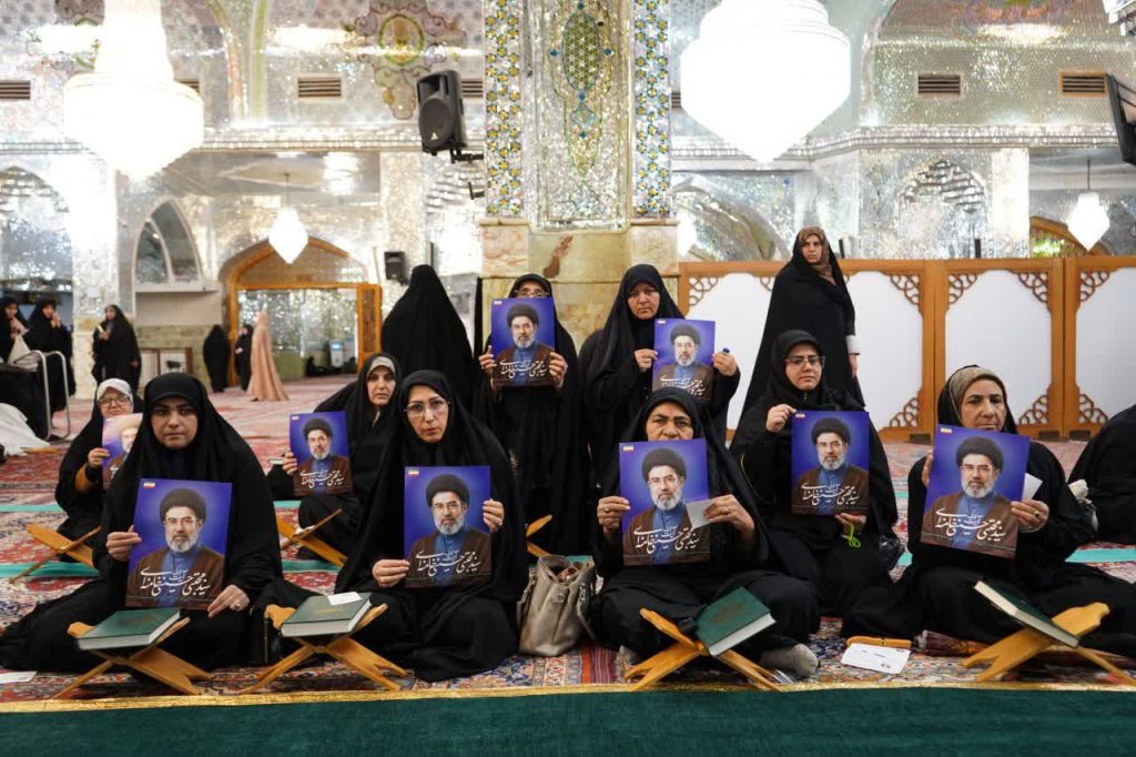 photo 2026 04 08 00 16 03 1024x682 - پویش بیعت زائران حرم حضرت شاهچراغ (ع) با رهبر انقلاب اسلامی حضرت آیت الله سیدمجتبی حسینی خامنه&zwnj;ای مدظله العالی