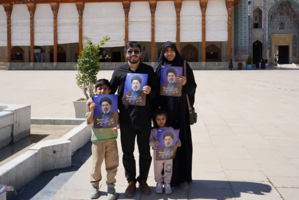 photo 2026 04 08 00 16 12 1024x686 - پویش بیعت زائران حرم حضرت شاهچراغ (ع) با رهبر انقلاب اسلامی حضرت آیت الله سیدمجتبی حسینی خامنه&zwnj;ای مدظله العالی