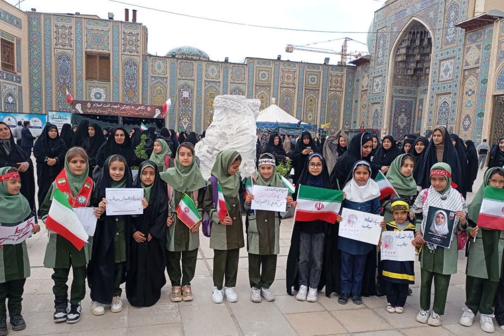 photo 2026 04 14 23 52 30 1024x682 - تصاویر/ اجتماع هزاران نفری دانش آموزان شیرازی در سوگواره &laquo;بیتاب میناب&raquo;، حرم حضرت شاهچراغ(ع)