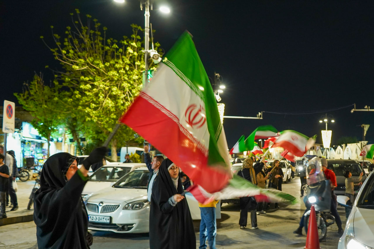 تجمعات شبانه مردمی بیعت با رهبر معظّم انقلاب(حفظهالله) با یاد رهبر شهید و حمایت از رزمندگان اسلام، در سوّمین حرم اهلبیت علیهمالسلام photo 2026 04 17 19 00 05 3 - تجمعات شبانه مردمی بیعت با رهبر معظّم انقلاب(حفظهالله) با یاد رهبر شهید و حمایت از رزمندگان اسلام، در سوّمین حرم اهلبیت علیهمالسلام