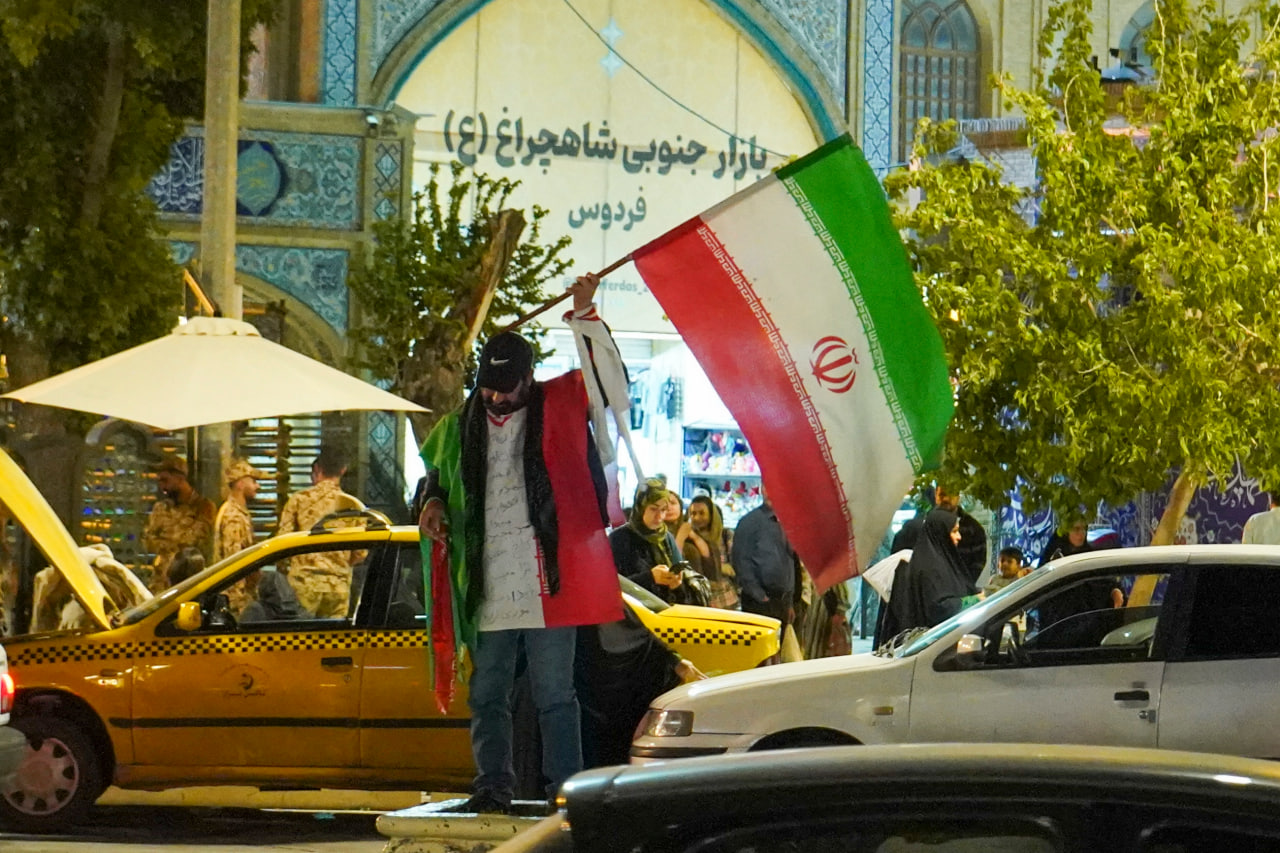 تجمعات شبانه مردمی بیعت با رهبر معظّم انقلاب(حفظهالله) با یاد رهبر شهید و حمایت از رزمندگان اسلام، در سوّمین حرم اهلبیت علیهمالسلام photo 2026 04 17 19 00 05 - تجمعات شبانه مردمی بیعت با رهبر معظّم انقلاب(حفظهالله) با یاد رهبر شهید و حمایت از رزمندگان اسلام، در سوّمین حرم اهلبیت علیهمالسلام