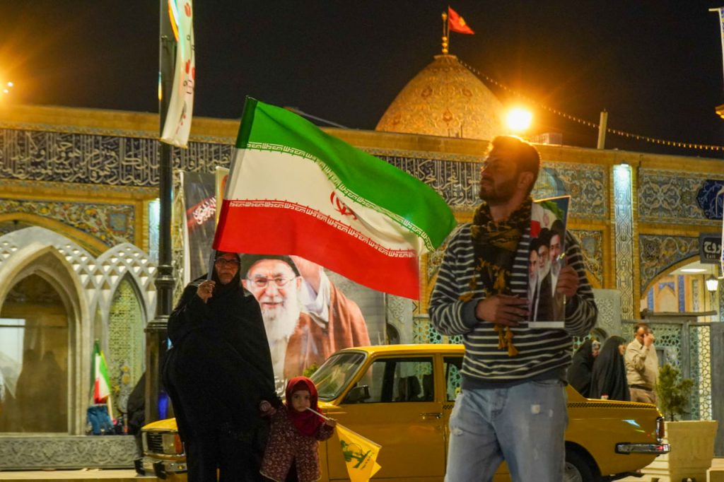تجمعات شبانه مردمی بیعت با رهبر معظّم انقلاب(حفظهالله) با یاد رهبر شهید و حمایت از رزمندگان اسلام، در سوّمین حرم اهلبیت علیهمالسلام photo 2026 04 17 19 00 06 1024x682 - تجمعات شبانه مردمی بیعت با رهبر معظّم انقلاب(حفظهالله) با یاد رهبر شهید و حمایت از رزمندگان اسلام، در سوّمین حرم اهلبیت علیهمالسلام