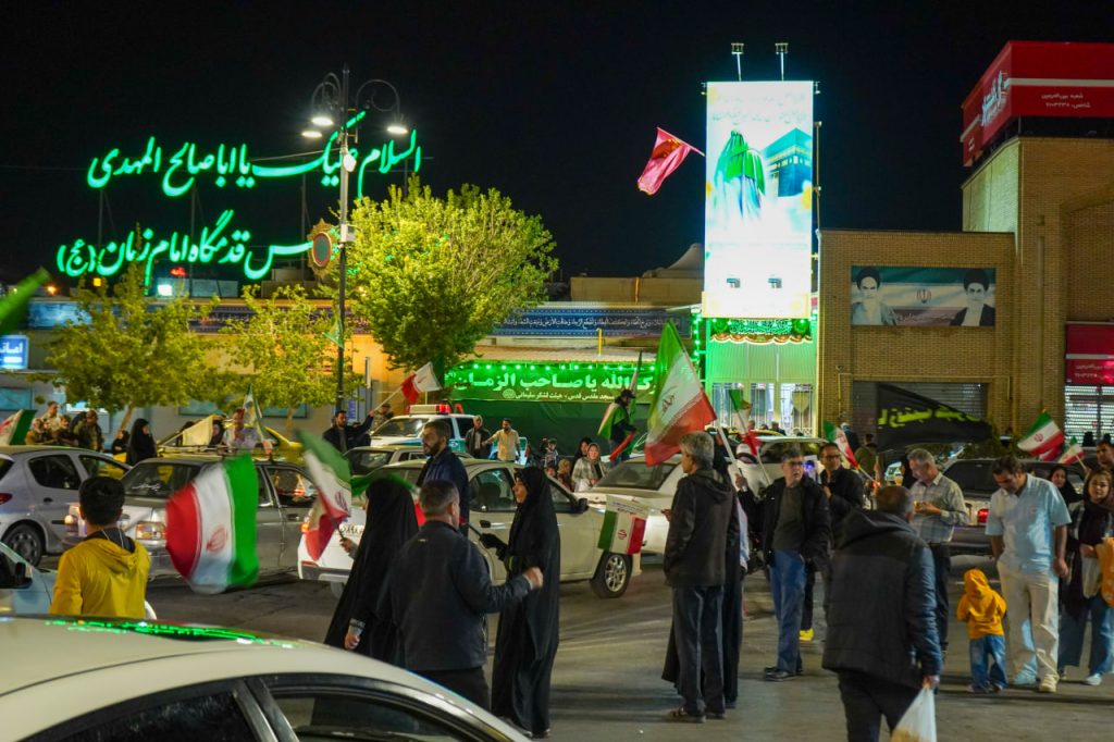 تجمعات شبانه مردمی بیعت با رهبر معظّم انقلاب(حفظهالله) با یاد رهبر شهید و حمایت از رزمندگان اسلام، در سوّمین حرم اهلبیت علیهمالسلام photo 2026 04 17 19 00 08 3 1024x682 - تجمعات شبانه مردمی بیعت با رهبر معظّم انقلاب(حفظهالله) با یاد رهبر شهید و حمایت از رزمندگان اسلام، در سوّمین حرم اهلبیت علیهمالسلام