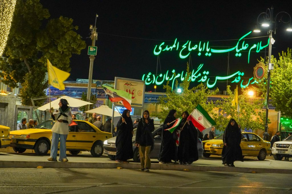تجمعات شبانه مردمی بیعت با رهبر معظّم انقلاب(حفظهالله) با یاد رهبر شهید و حمایت از رزمندگان اسلام، در سوّمین حرم اهلبیت علیهمالسلام photo 2026 04 17 19 00 08 4 1024x682 - تجمعات شبانه مردمی بیعت با رهبر معظّم انقلاب(حفظهالله) با یاد رهبر شهید و حمایت از رزمندگان اسلام، در سوّمین حرم اهلبیت علیهمالسلام