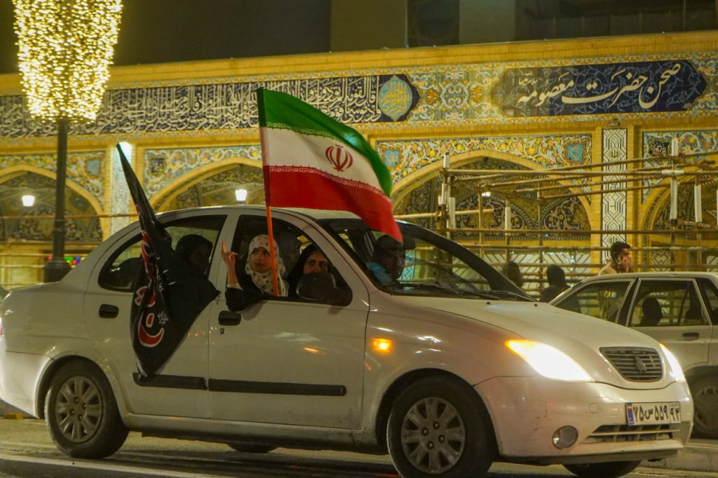 تجمعات شبانه مردمی بیعت با رهبر معظّم انقلاب(حفظهالله) با یاد رهبر شهید و حمایت از رزمندگان اسلام، در سوّمین حرم اهلبیت علیهمالسلام photo 2026 04 17 19 00 09 3 1024x682 - تجمعات شبانه مردمی بیعت با رهبر معظّم انقلاب(حفظهالله) با یاد رهبر شهید و حمایت از رزمندگان اسلام، در سوّمین حرم اهلبیت علیهمالسلام