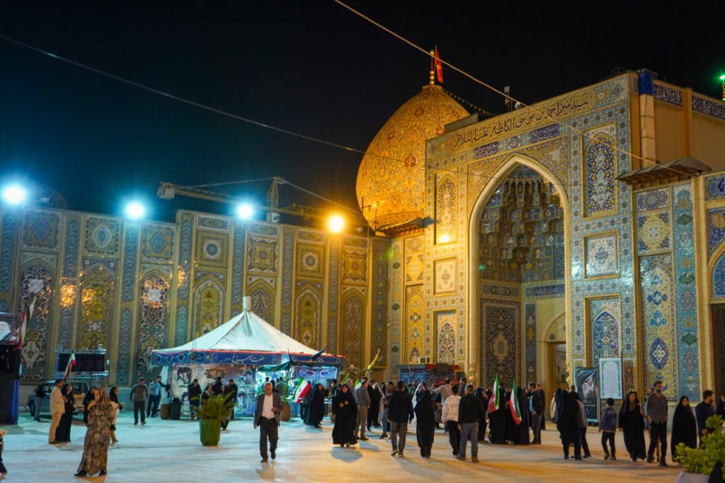 تجمعات شبانه مردمی بیعت با رهبر معظّم انقلاب(حفظهالله) با یاد رهبر شهید و حمایت از رزمندگان اسلام، در سوّمین حرم اهلبیت علیهمالسلام photo 2026 04 17 19 00 09 4 1024x682 - تجمعات شبانه مردمی بیعت با رهبر معظّم انقلاب(حفظهالله) با یاد رهبر شهید و حمایت از رزمندگان اسلام، در سوّمین حرم اهلبیت علیهمالسلام