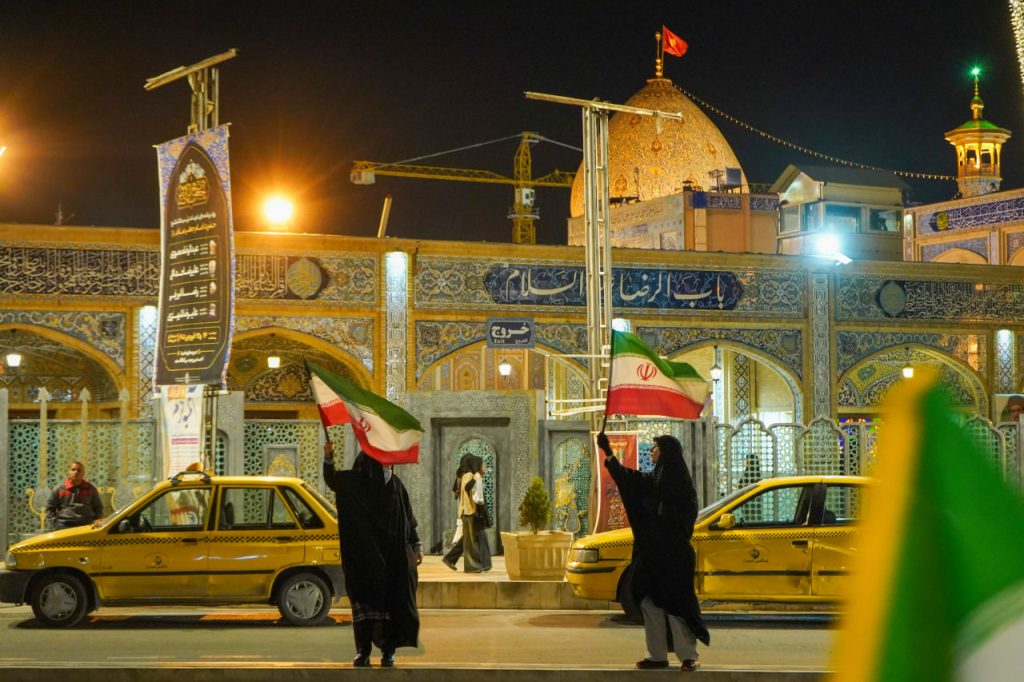 تجمعات شبانه مردمی بیعت با رهبر معظّم انقلاب(حفظهالله) با یاد رهبر شهید و حمایت از رزمندگان اسلام، در سوّمین حرم اهلبیت علیهمالسلام photo 2026 04 17 19 00 10 1024x682 - تجمعات شبانه مردمی بیعت با رهبر معظّم انقلاب(حفظهالله) با یاد رهبر شهید و حمایت از رزمندگان اسلام، در سوّمین حرم اهلبیت علیهمالسلام