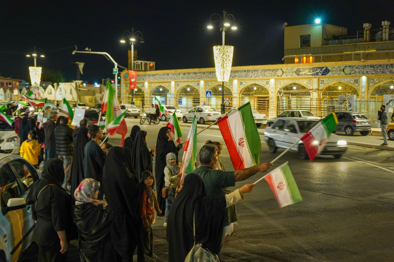 تجمعات شبانه مردمی بیعت با رهبر معظّم انقلاب(حفظهالله) با یاد رهبر شهید و حمایت از رزمندگان اسلام، در سوّمین حرم اهلبیت علیهمالسلام photo 2026 04 17 19 00 12 4 - تجمعات شبانه مردمی بیعت با رهبر معظّم انقلاب(حفظهالله) با یاد رهبر شهید و حمایت از رزمندگان اسلام، در سوّمین حرم اهلبیت علیهمالسلام
