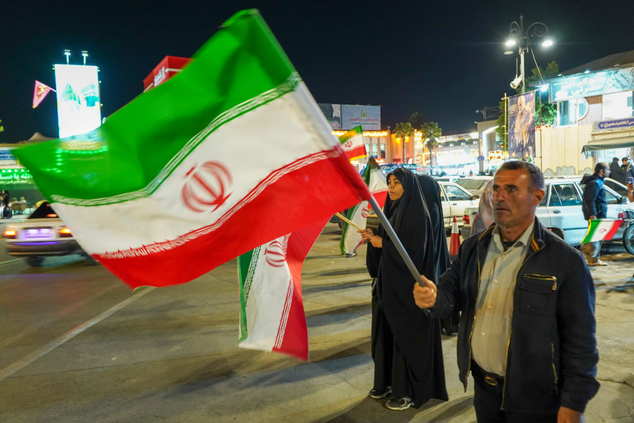 تجمعات شبانه مردمی بیعت با رهبر معظّم انقلاب(حفظهالله) با یاد رهبر شهید و حمایت از رزمندگان اسلام، در سوّمین حرم اهلبیت علیهمالسلام photo 2026 04 17 19 00 13 3 - تجمعات شبانه مردمی بیعت با رهبر معظّم انقلاب(حفظهالله) با یاد رهبر شهید و حمایت از رزمندگان اسلام، در سوّمین حرم اهلبیت علیهمالسلام