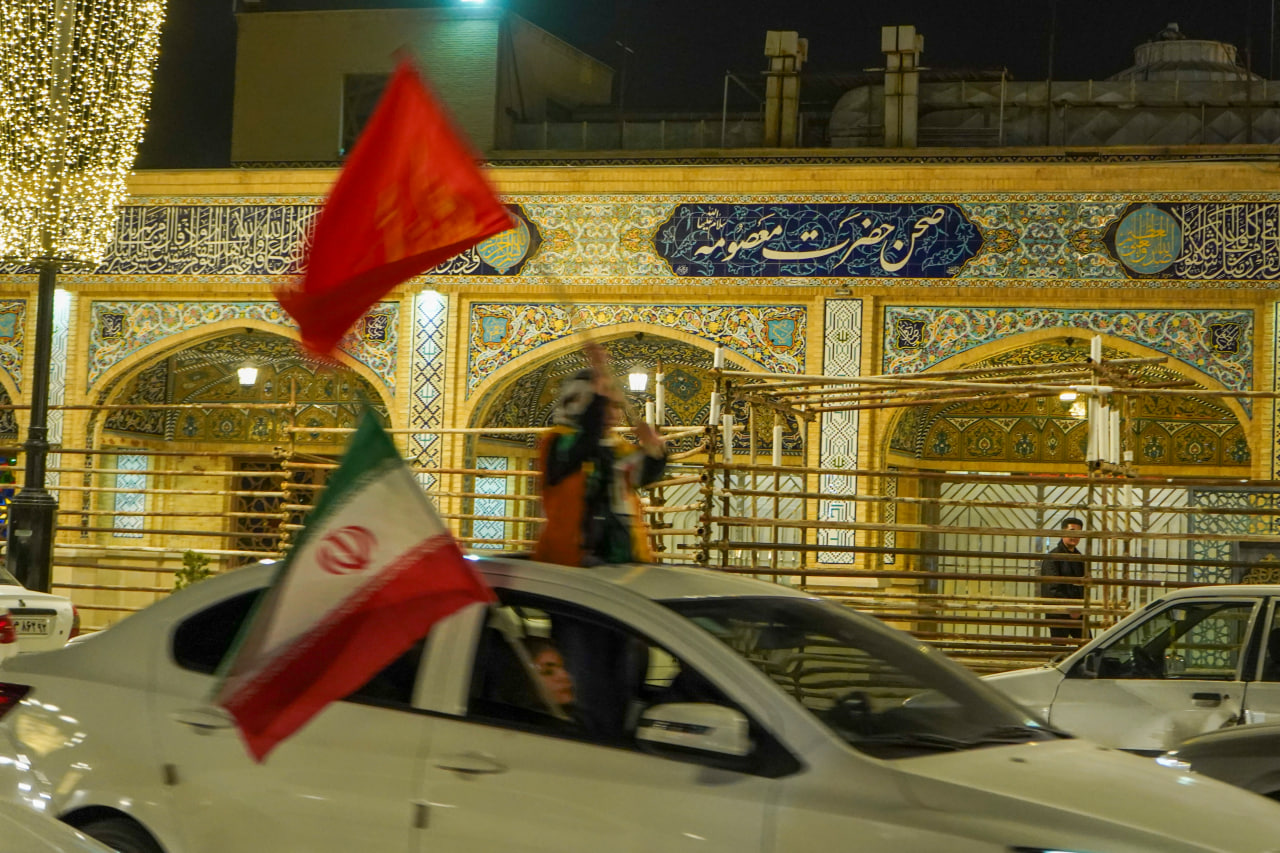 تجمعات شبانه مردمی بیعت با رهبر معظّم انقلاب(حفظهالله) با یاد رهبر شهید و حمایت از رزمندگان اسلام، در سوّمین حرم اهلبیت علیهمالسلام photo 2026 04 17 19 00 13 - تجمعات شبانه مردمی بیعت با رهبر معظّم انقلاب(حفظهالله) با یاد رهبر شهید و حمایت از رزمندگان اسلام، در سوّمین حرم اهلبیت علیهمالسلام
