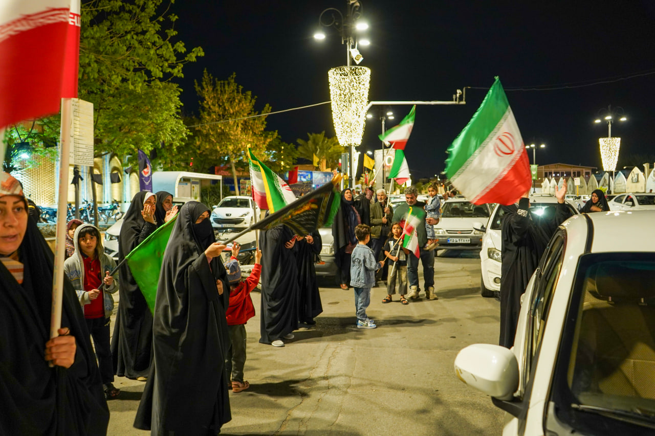 تجمعات شبانه مردمی بیعت با رهبر معظّم انقلاب(حفظهالله) با یاد رهبر شهید و حمایت از رزمندگان اسلام، در سوّمین حرم اهلبیت علیهمالسلام photo 2026 04 17 19 00 15 3 - تجمعات شبانه مردمی بیعت با رهبر معظّم انقلاب(حفظهالله) با یاد رهبر شهید و حمایت از رزمندگان اسلام، در سوّمین حرم اهلبیت علیهمالسلام