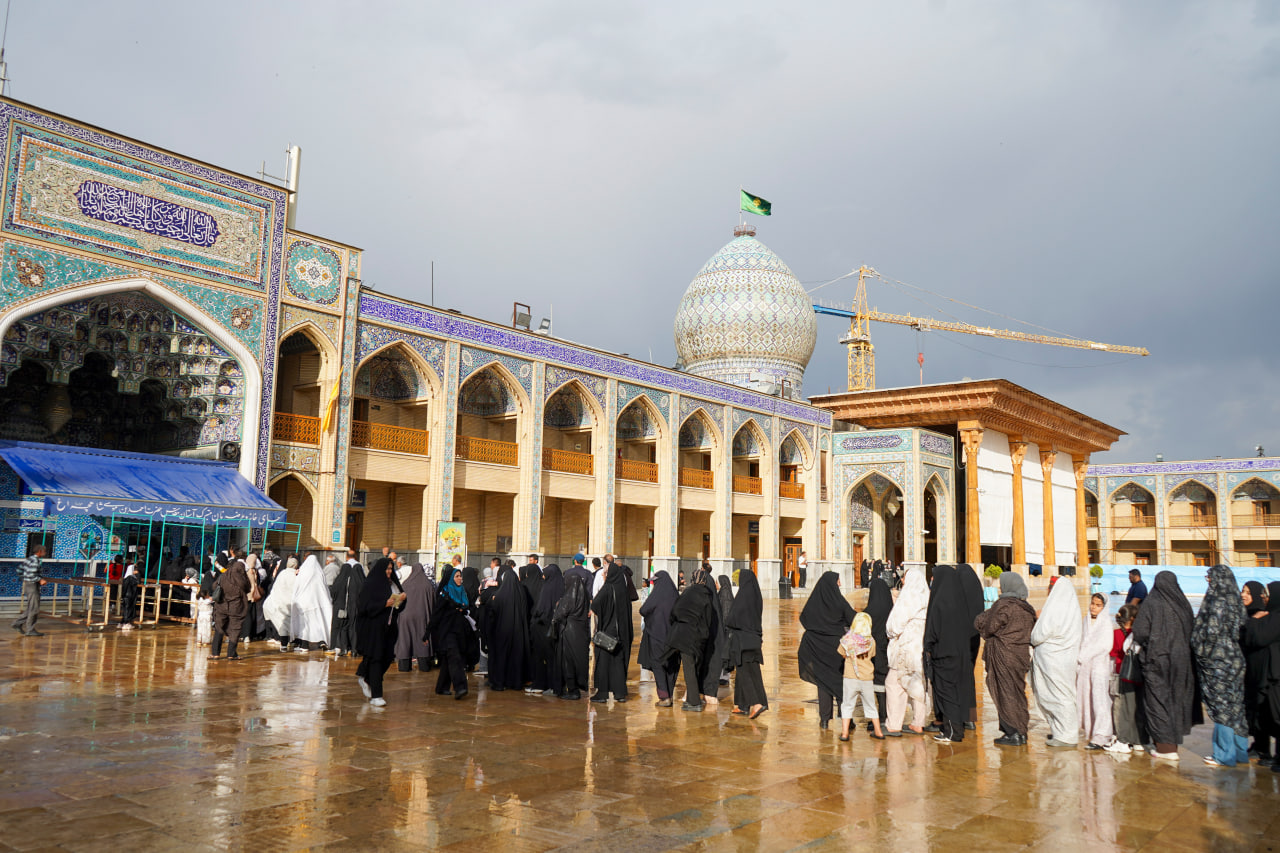 photo 2026 04 28 20 27 29 - حال و هوای حرم مطهر حضرت شاهچراغ علیه السلام در شب میلاد امام رضا علیه السلام