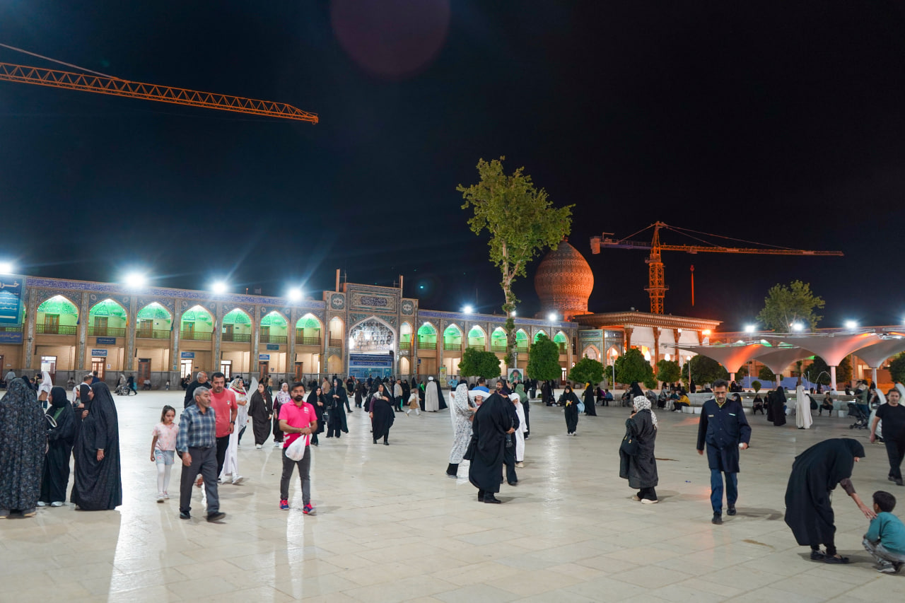 photo 2026 04 28 20 27 50 - حال و هوای حرم مطهر حضرت شاهچراغ علیه السلام در شب میلاد امام رضا علیه السلام