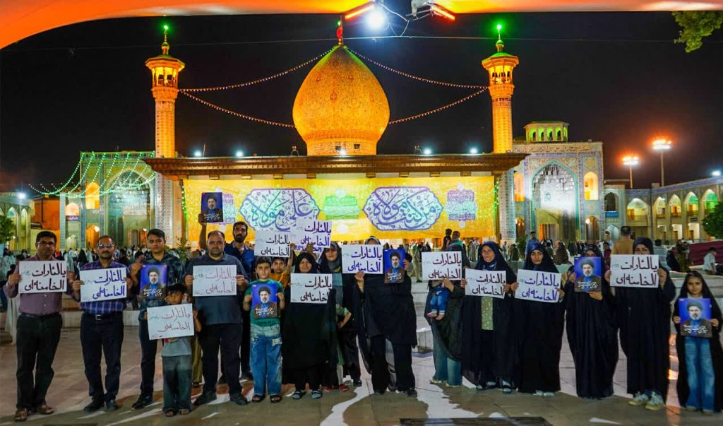 photo 2026 05 28 22 00 03 1024x603 - فریاد خونخواهی امام شهید توسط زائران حرم مطهر شاهچراغ علیه&zwnj;السلام