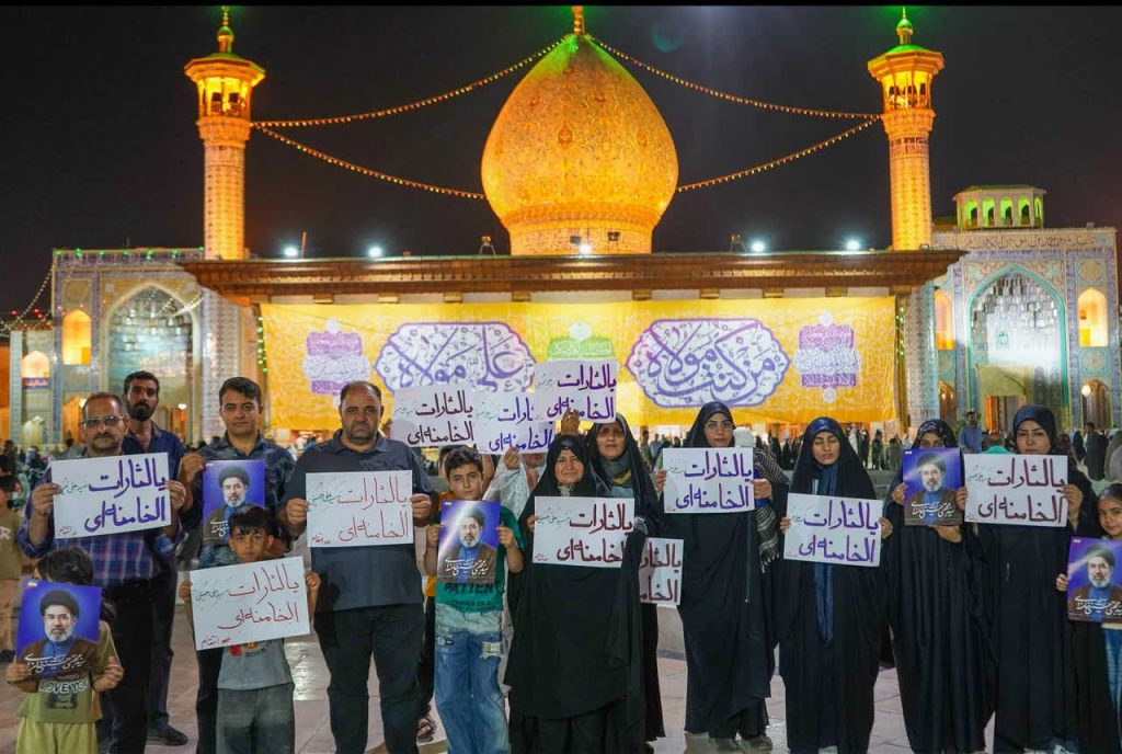 photo 2026 05 28 22 53 05 1024x688 - فریاد خونخواهی امام شهید توسط زائران حرم مطهر شاهچراغ علیه&zwnj;السلام