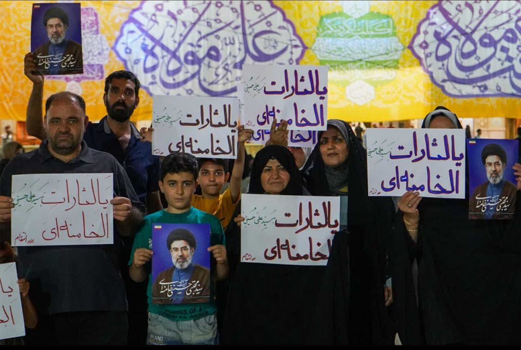 photo 2026 05 28 23 07 36 1024x688 - فریاد خونخواهی امام شهید توسط زائران حرم مطهر شاهچراغ علیه&zwnj;السلام
